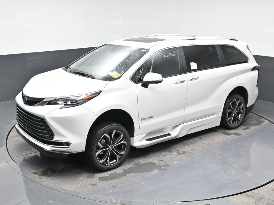 New 2025 Toyota Sienna Hybrid Platinum - BraunAbility Side Entry Entry In Floor Automatic Ramp