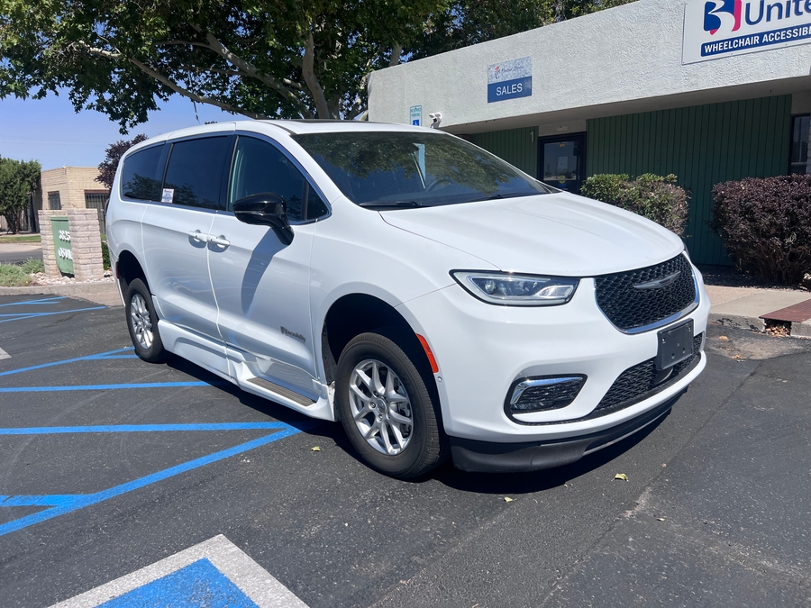Used 2025 Chrysler Pacifica Select Plus - BraunAbility Side Entry Fold Out Automatic Ramp