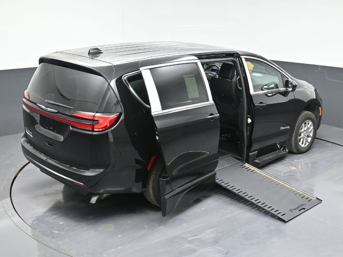 Black Chrysler Pacifica image number 25