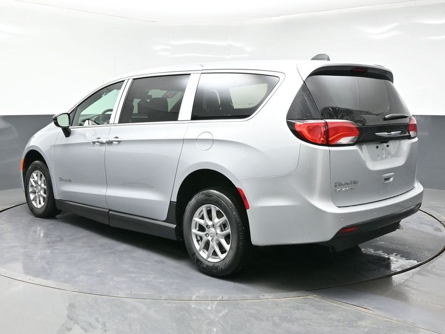 Silver Chrysler Voyager image number 4