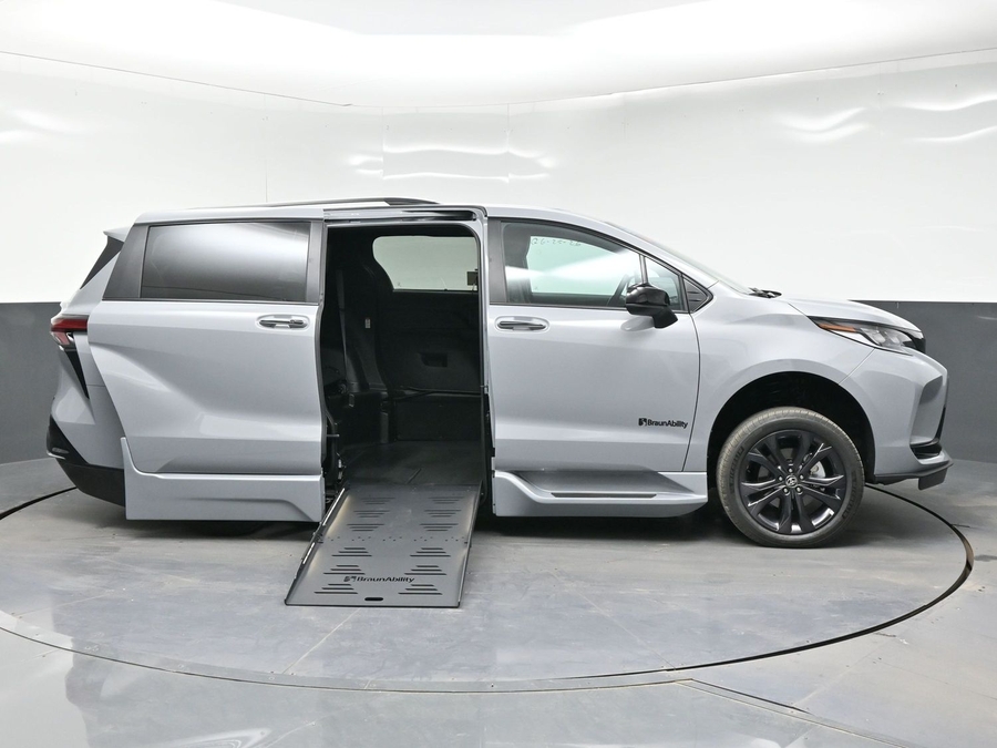 New 2026 Toyota Sienna Hybrid XSE Sport - BraunAbility Side Entry Fold Out Automatic Ramp