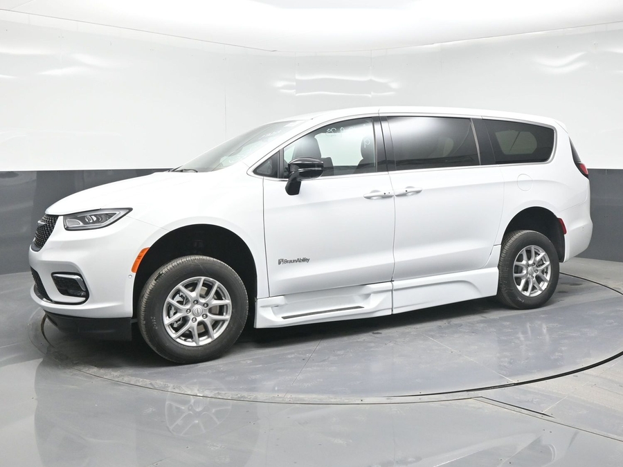New 2025 Chrysler Pacifica Select Safety - BraunAbility Side Entry Entry Fold Out Automatic Ramp