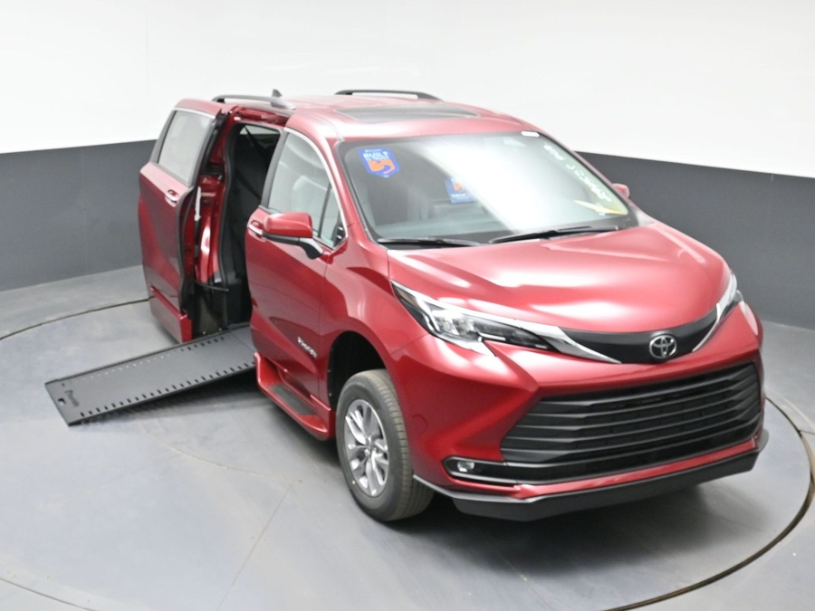 Red Toyota Sienna image number 19