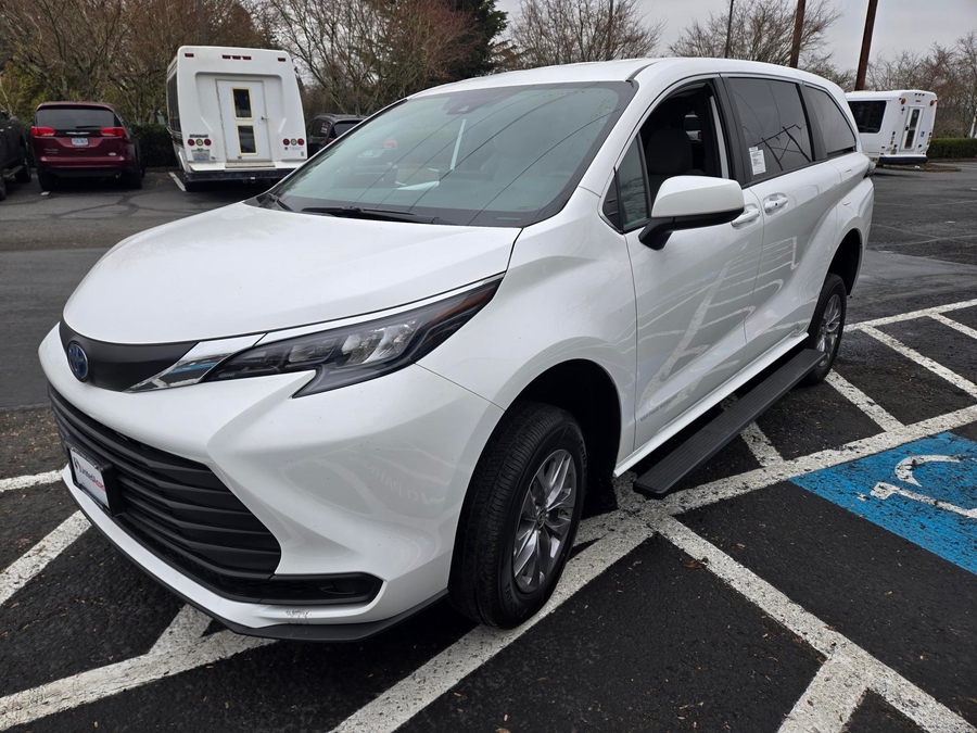 New 2025 Toyota Sienna Hybrid LE - Vantage Mobility Commercial Rear Entry Entry Fold Out Manual Ramp