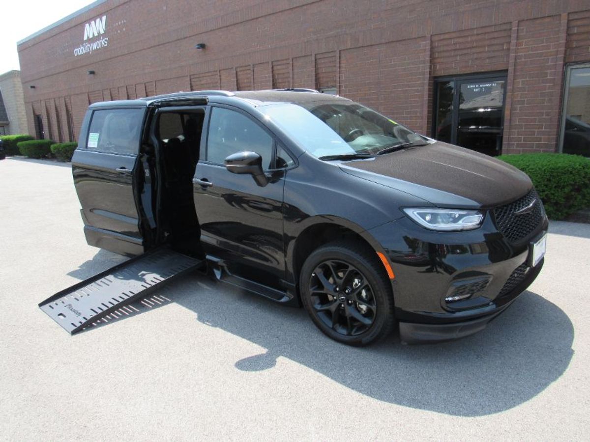 2023 CHRYSLER PACIFICA - Image 10