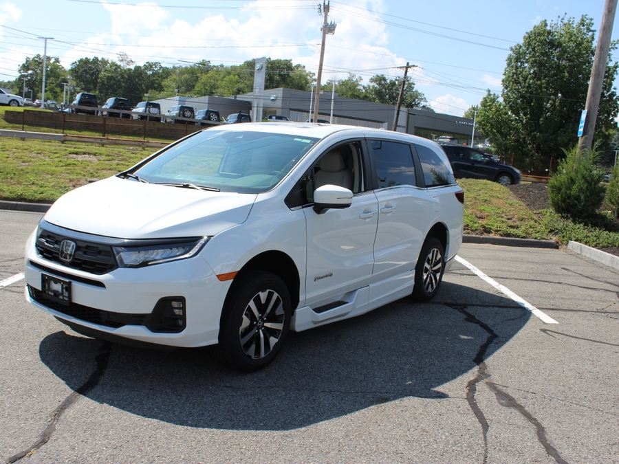 White Honda Odyssey image number 2