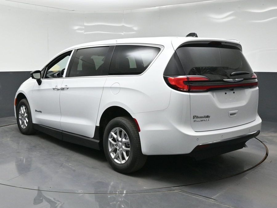 White Chrysler Pacifica image number 4