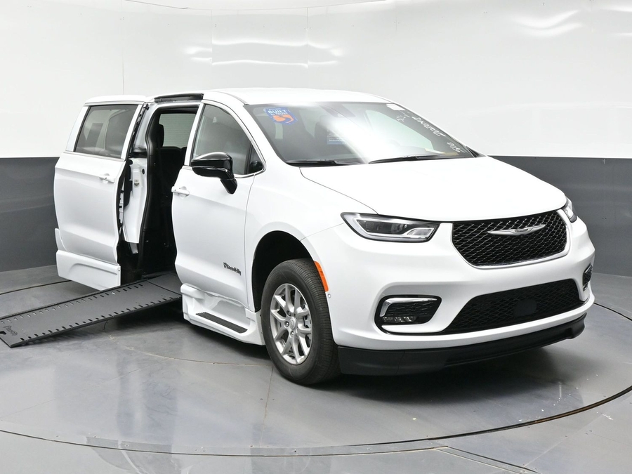 White Chrysler Pacifica image number 12
