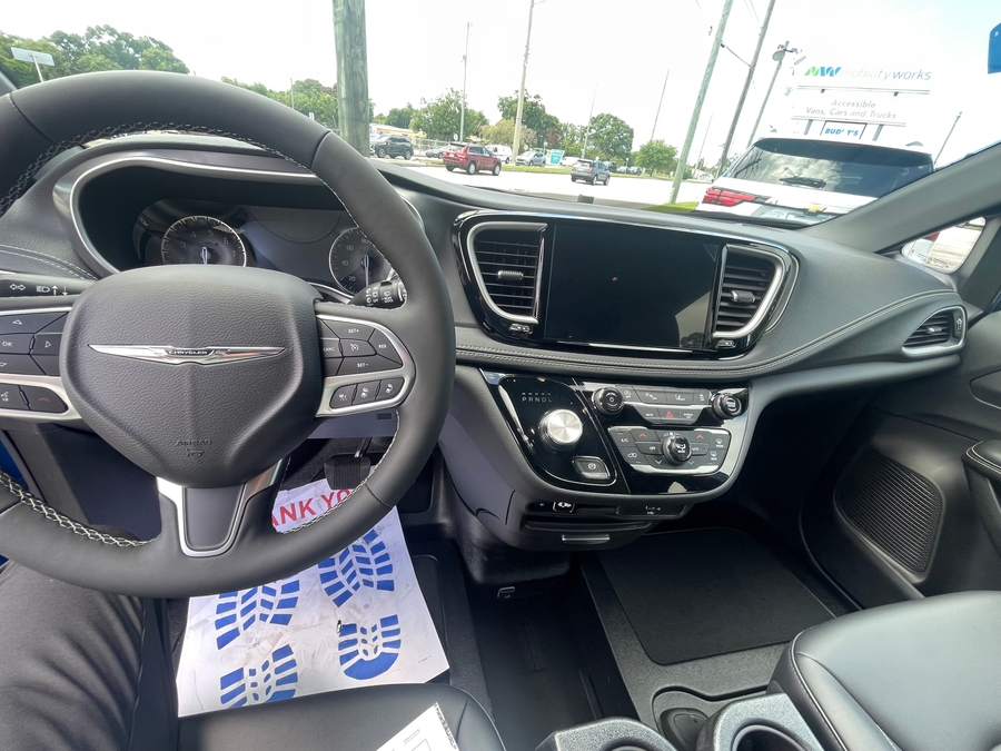 Blue Chrysler Pacifica image number 9