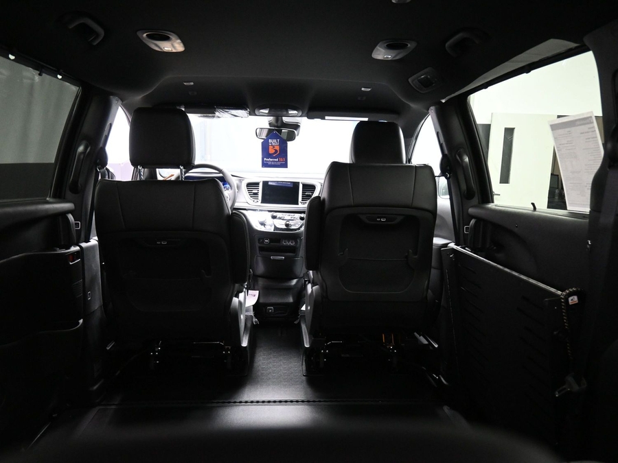 Black Chrysler Pacifica image number 18