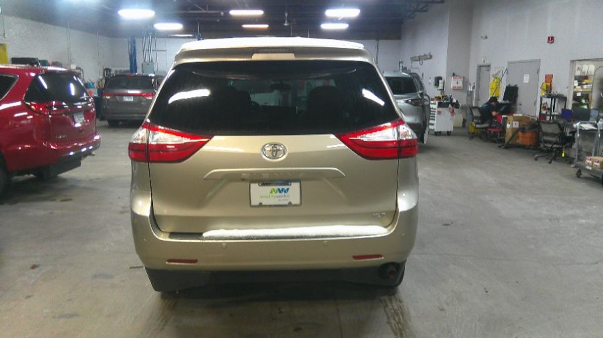 2015 TOYOTA SIENNA - Image 6