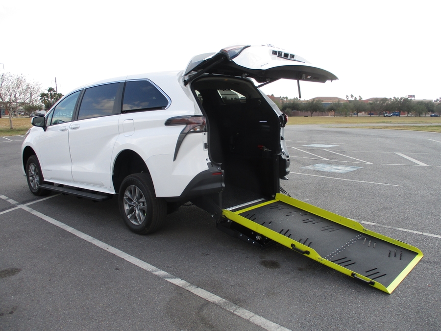 New 2026 Toyota Sienna Hybrid LE w swivel 2nd row - Vantage Mobility Rear Entry Entry Fold Out Manual Ramp