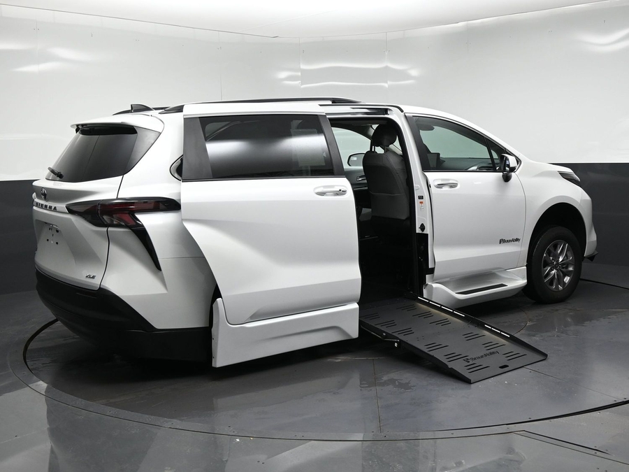 White Toyota Sienna image number 5