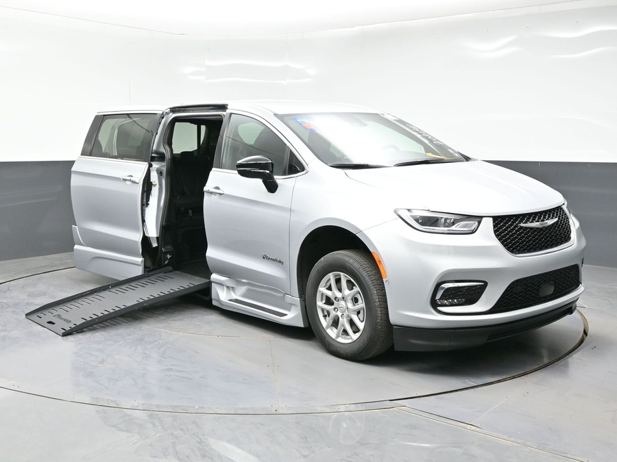 2026 Chrysler Pacifica Select's photo