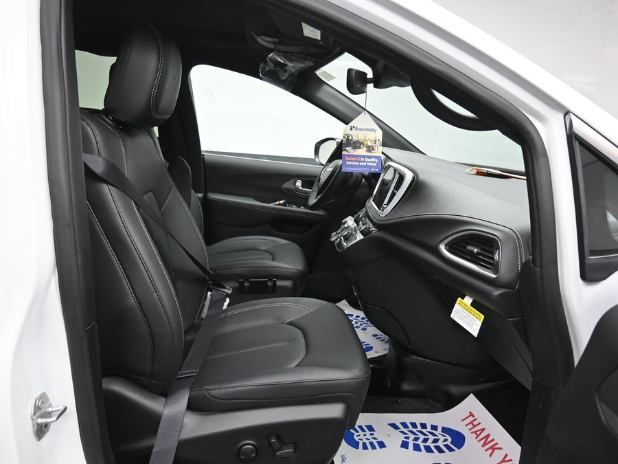 White Chrysler Pacifica image number 8