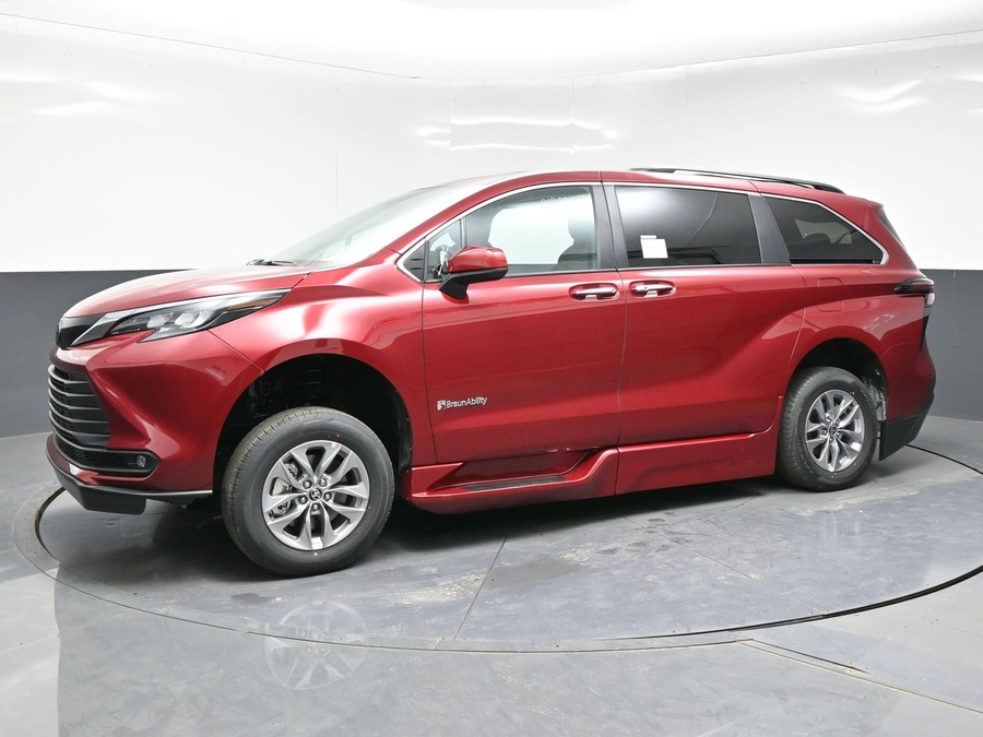 Red Toyota Sienna image number 2