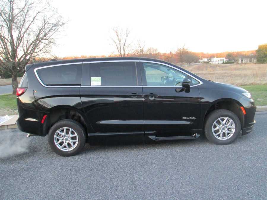 Black Chrysler Pacifica image number 7