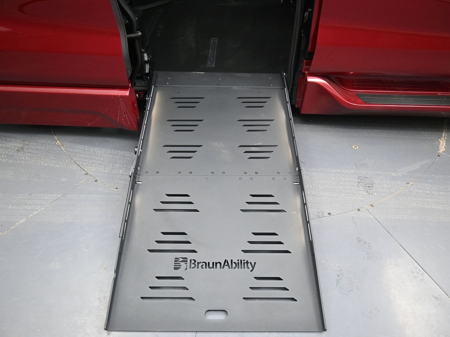 New 2025 Toyota Sienna Hybrid XSE Sport - BraunAbility Side Entry Entry Fold Out Automatic Ramp