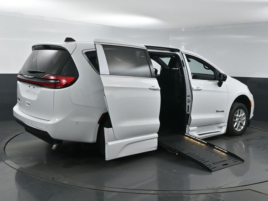 New 2025 Chrysler Pacifica Select Safety - BraunAbility Side Entry Entry Fold Out Automatic Ramp