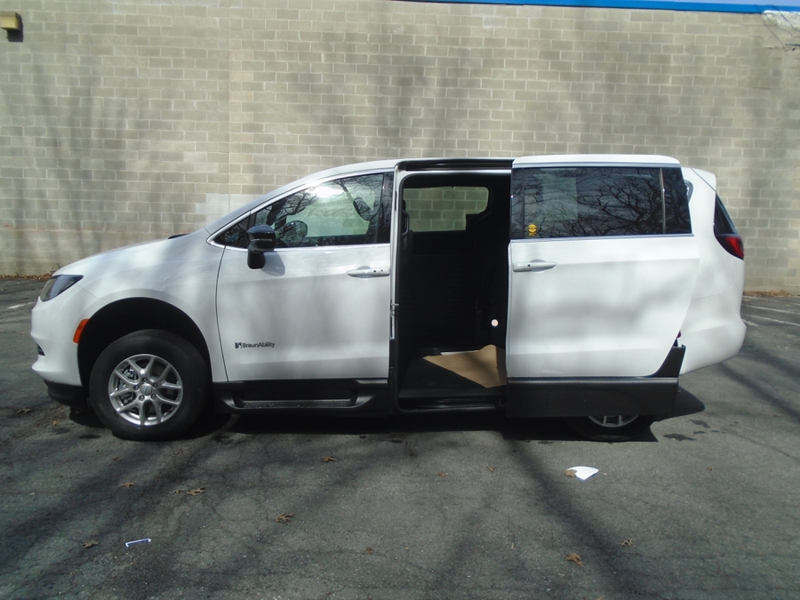 White Chrysler Voyager image number 5