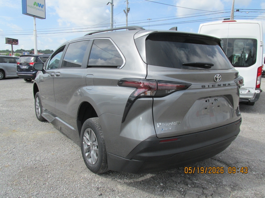 Grey Toyota Sienna image number 11
