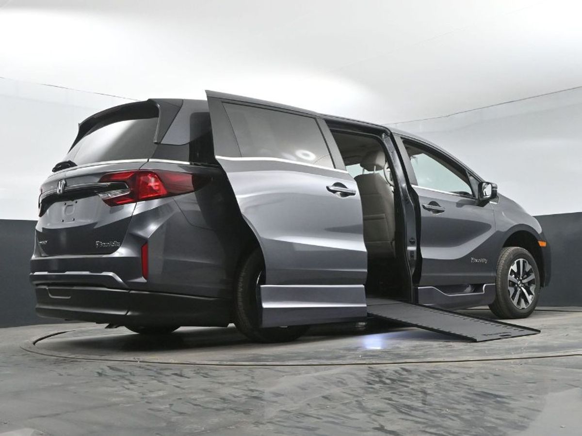 Grey Honda Odyssey image number 12