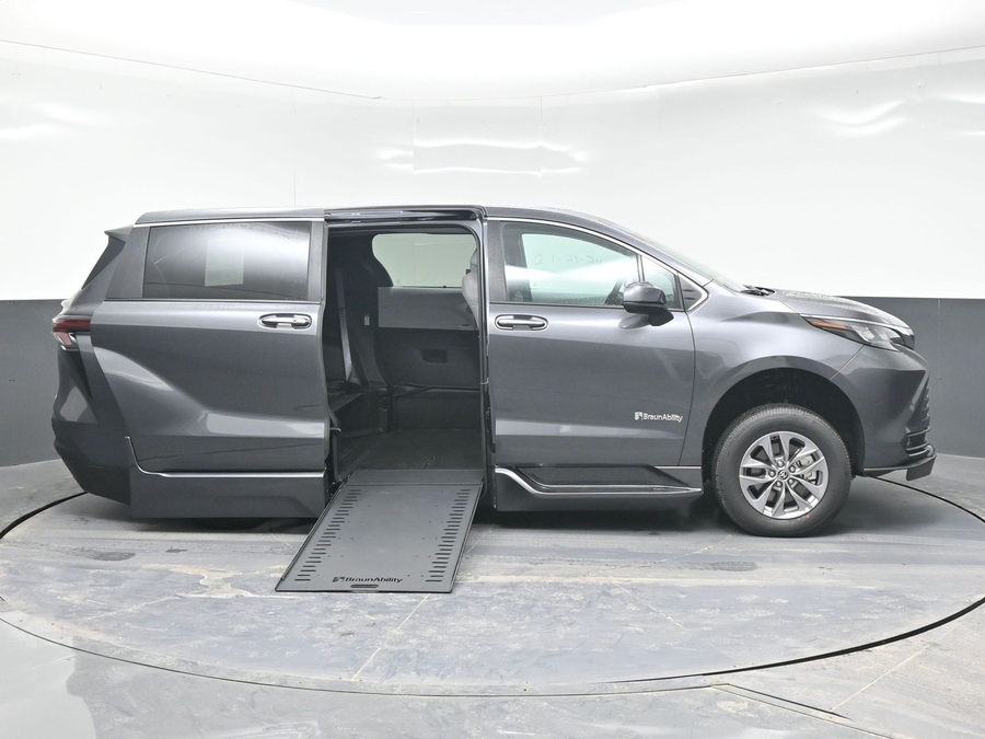 New 2025 Toyota Sienna Hybrid XLE Base - BraunAbility Side Entry Entry In Floor Automatic Ramp