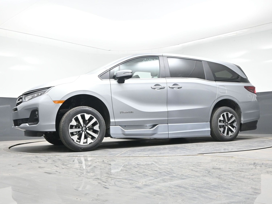 Silver Honda Odyssey image number 14