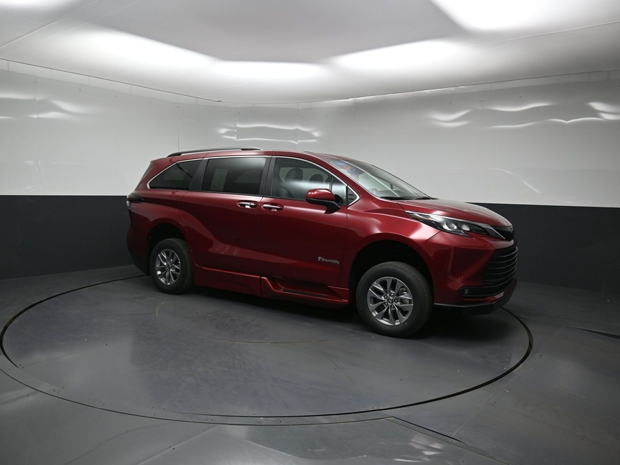 New 2026 Toyota Sienna Hybrid XLE Base - BraunAbility Side Entry In Floor Automatic Ramp