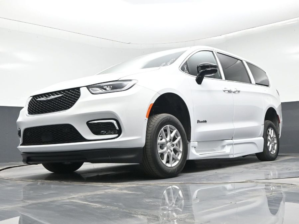 White Chrysler Pacifica image number 22