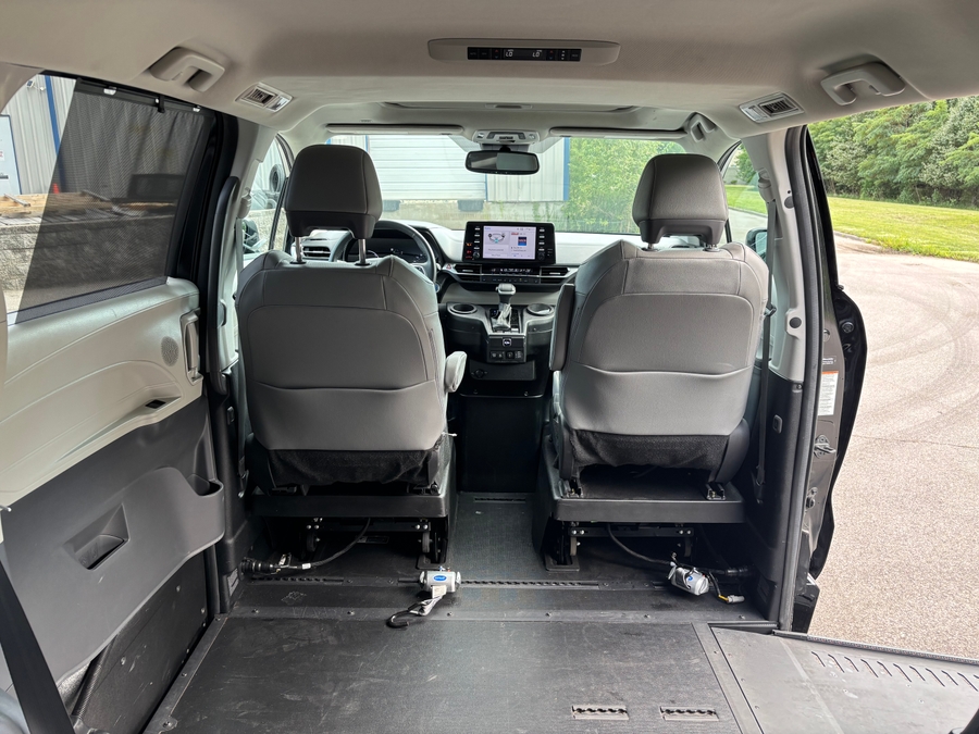 Used 2024 Toyota Sienna Hybrid XLE Plus - BraunAbility Side Entry In Floor Automatic Ramp