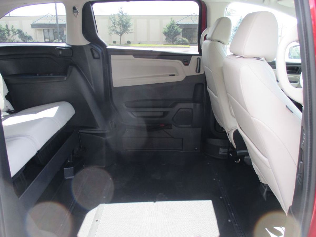 Red Honda Odyssey image number 9