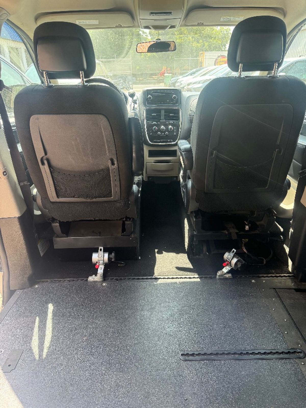 Silver Dodge Grand Caravan image number 8