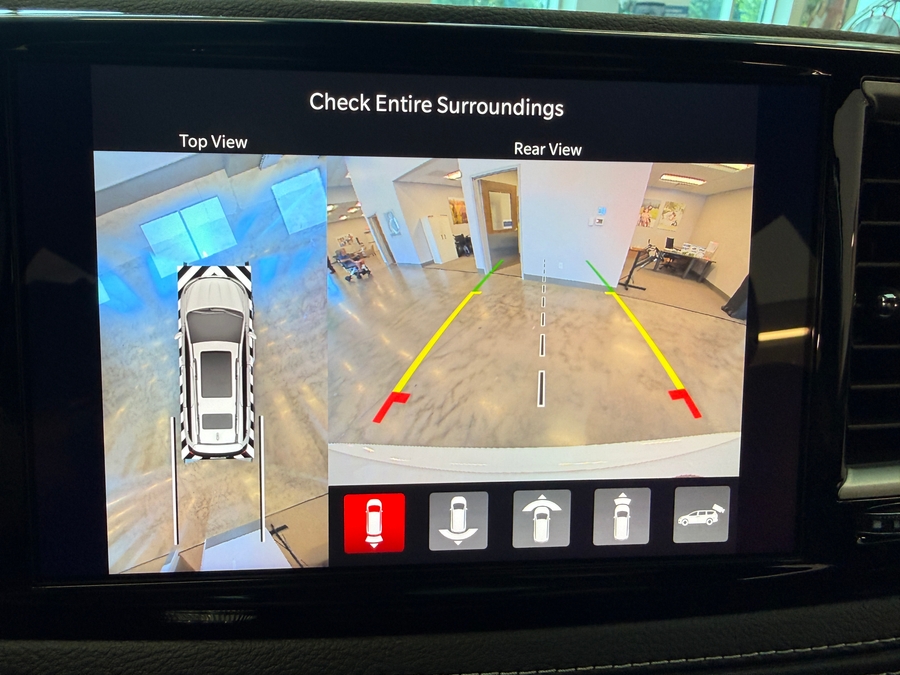 White Chrysler Pacifica image number 18