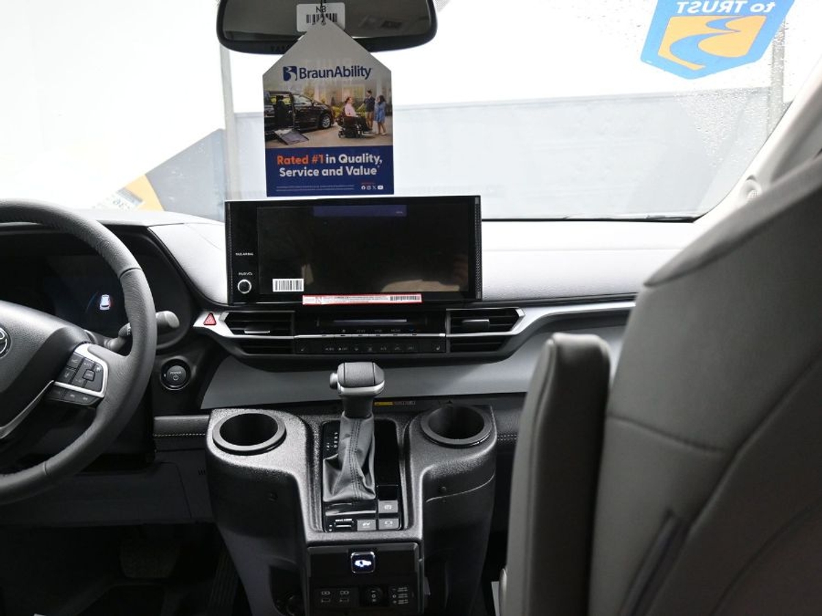 2025 TOYOTA SIENNA - Image 18