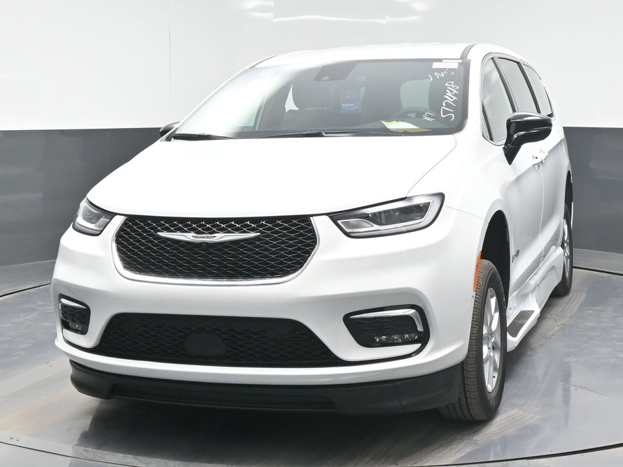 New 2025 Chrysler Pacifica Select Safety - BraunAbility Side Entry Entry In Floor Automatic Ramp