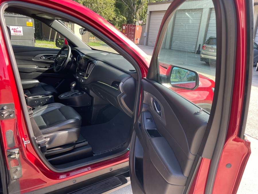 Red Chevrolet Traverse image number 4