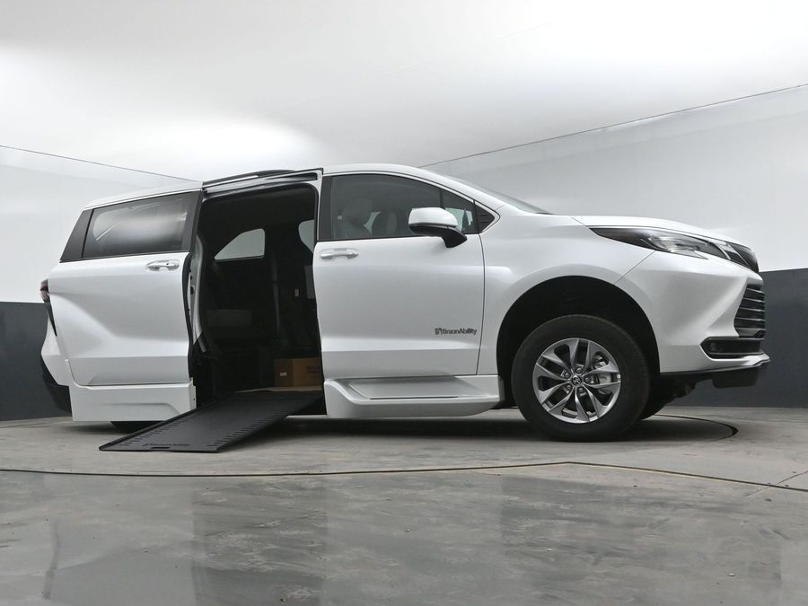 New 2025 Toyota Sienna Hybrid XLE Plus - BraunAbility Side Entry Entry In Floor Automatic Ramp