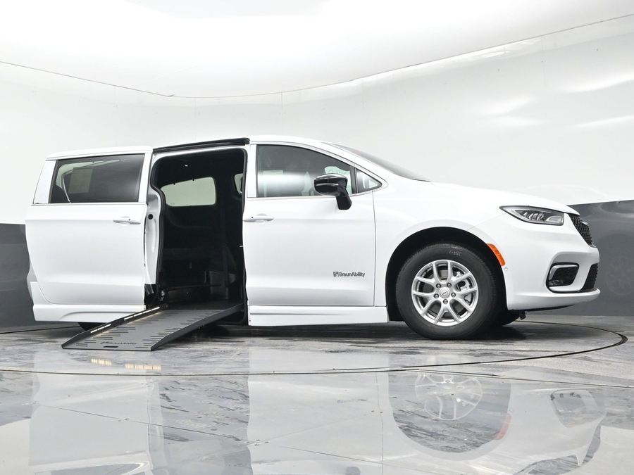 White Chrysler Pacifica image number 13