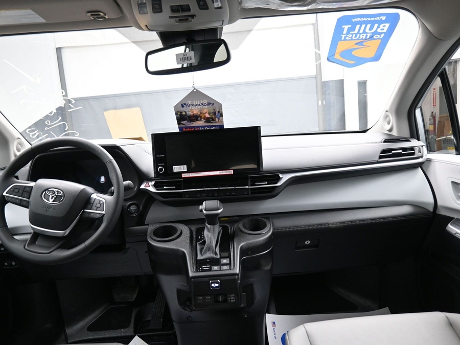 New 2025 Toyota Sienna Hybrid XLE Plus - BraunAbility Side Entry Entry In Floor Automatic Ramp