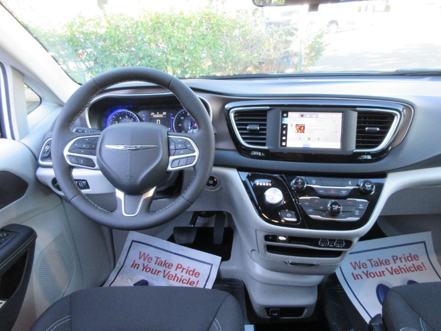 White Chrysler Voyager image number 14