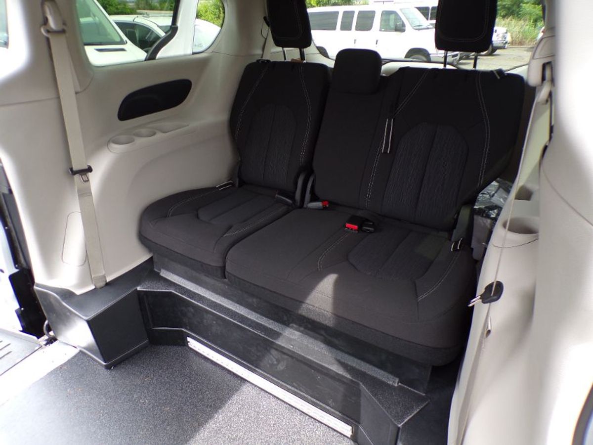 White Chrysler Voyager image number 12