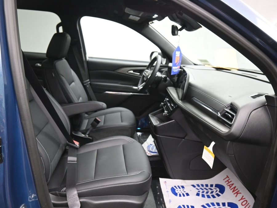 Blue Chevrolet Traverse image number 3