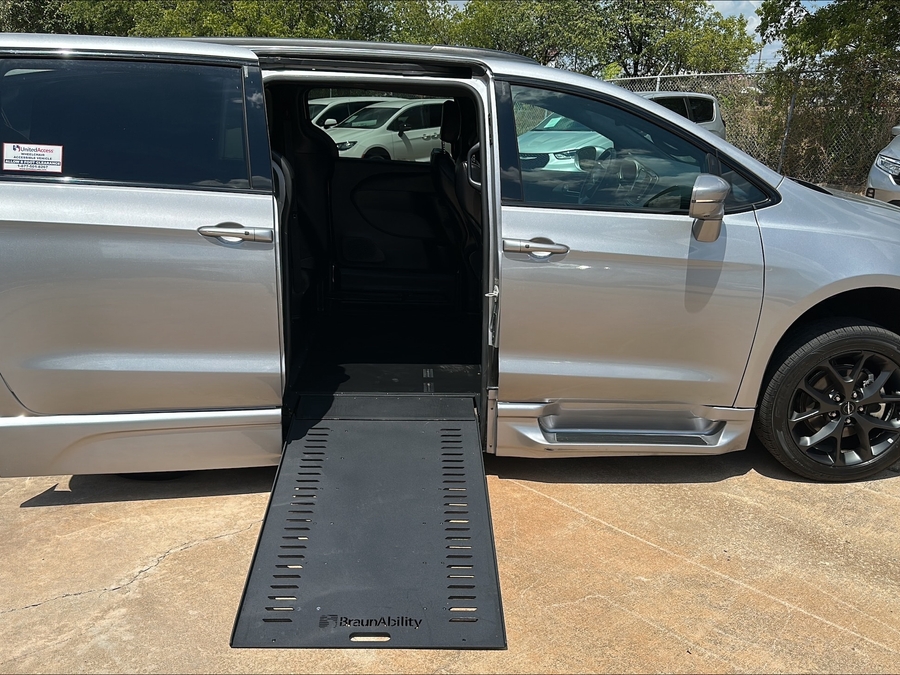 Used 2021 Chrysler Pacifica Touring L - BraunAbility Side Entry In Floor Automatic Ramp