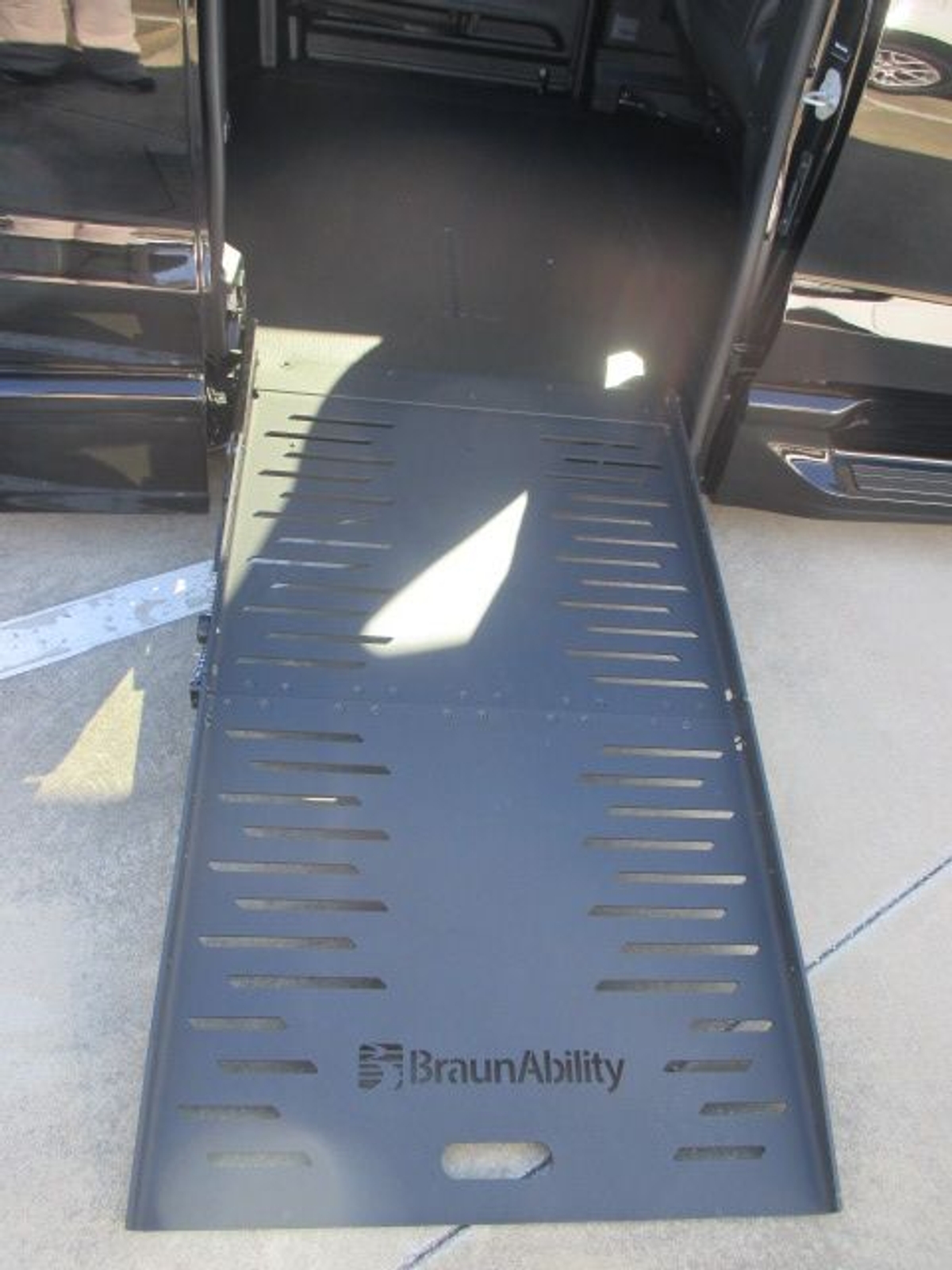 Black Chrysler Pacifica image number 4