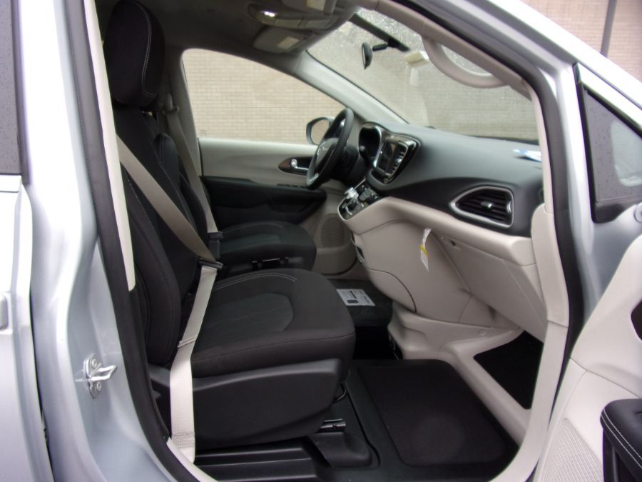 Silver Chrysler Voyager image number 13