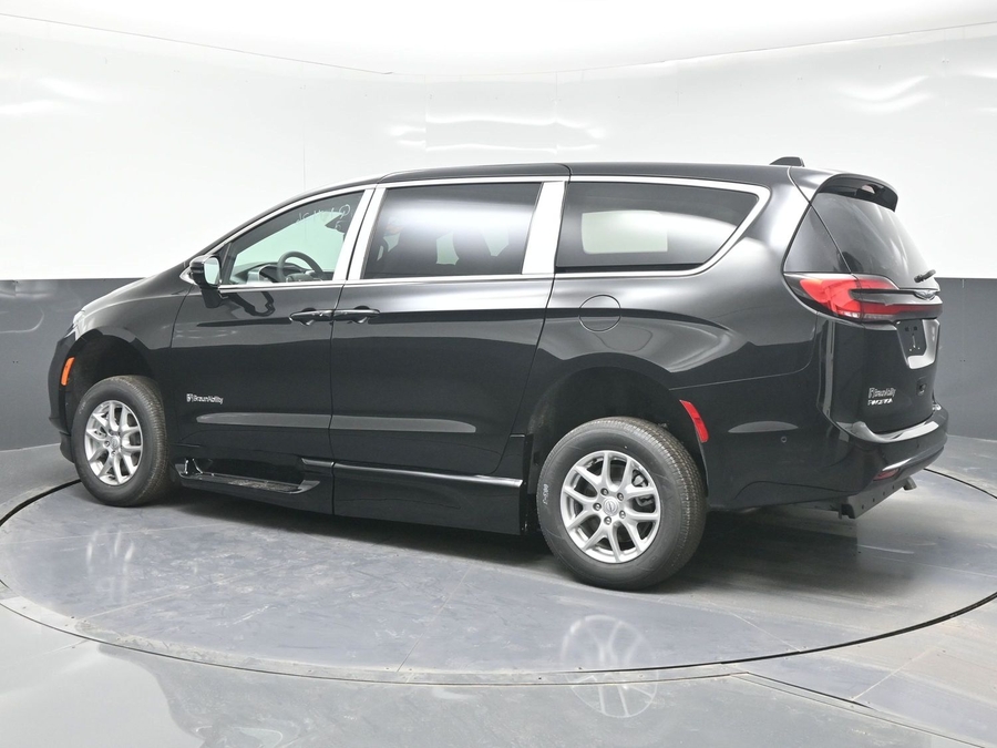 Black Chrysler Pacifica image number 3