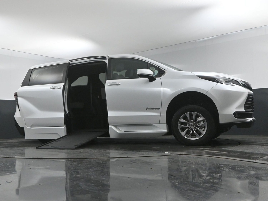 New 2025 Toyota Sienna Hybrid XLE Plus - BraunAbility Side Entry Entry In Floor Automatic Ramp