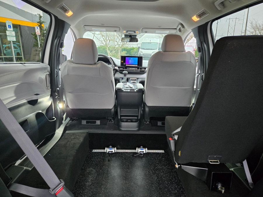New 2025 Toyota Sienna Hybrid LE - Vantage Mobility Commercial Rear Entry Entry Fold Out Manual Ramp