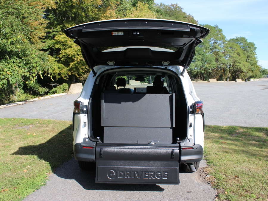White Toyota Sienna image number 6